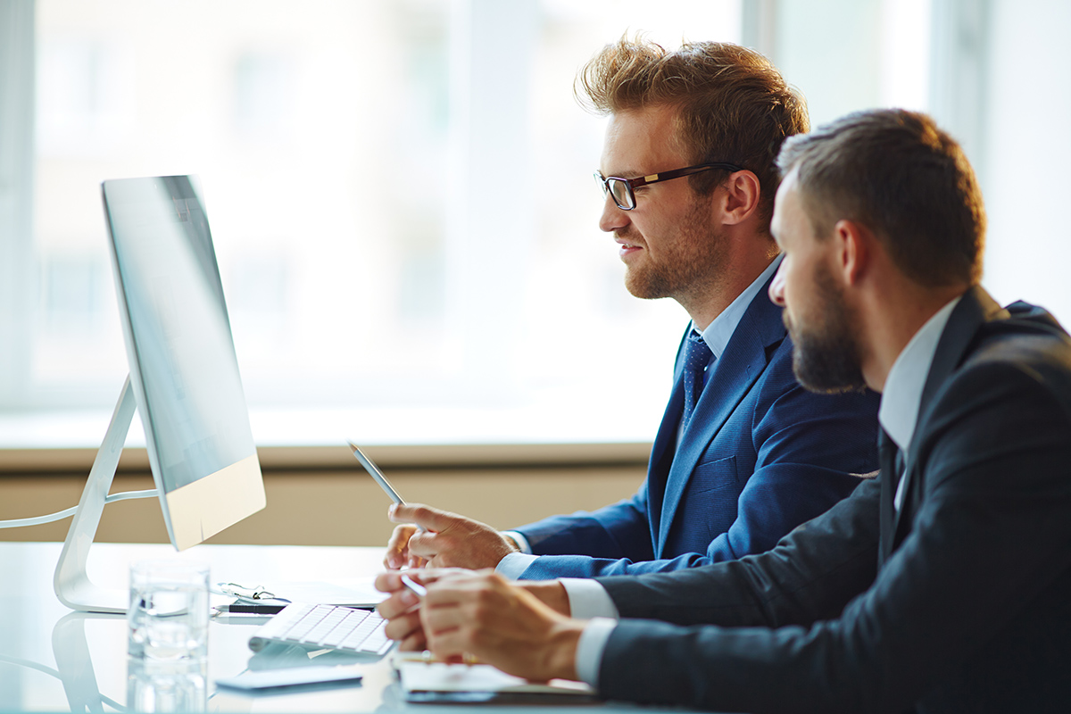 Oficinistes d'una empresa d'assessorament fiscal i comptable a Balaguer.