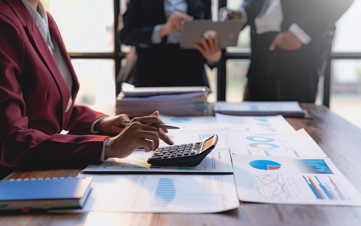 Oficinistes d'una empresa d'assessorament fiscal i comptable a Balaguer.